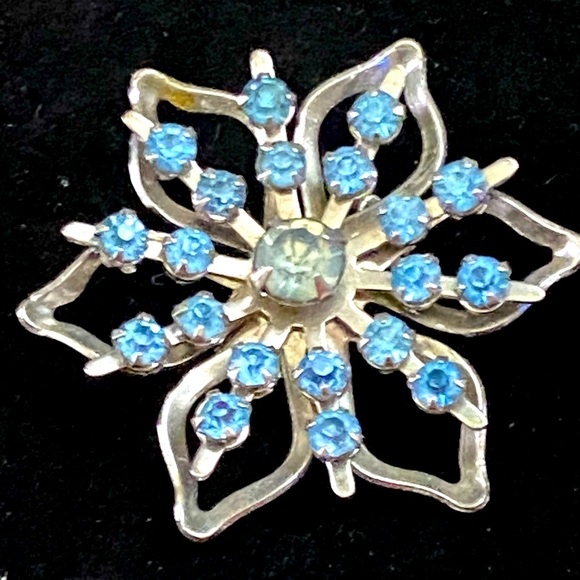 Vintage Elegant Silver tone and Blue Rhinestone Floral Brooch - Picture 2 of 7